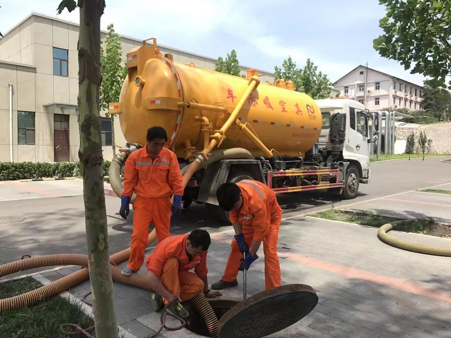 兰考管道疏通车停在窨井附近