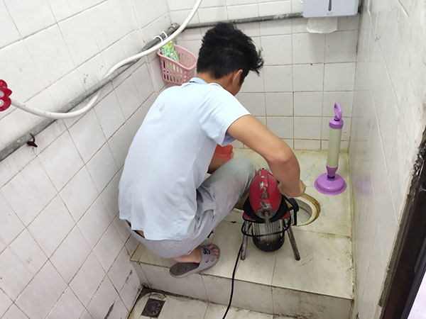 兰考管道堵塞冒臭气 专业师傅现场解决问题